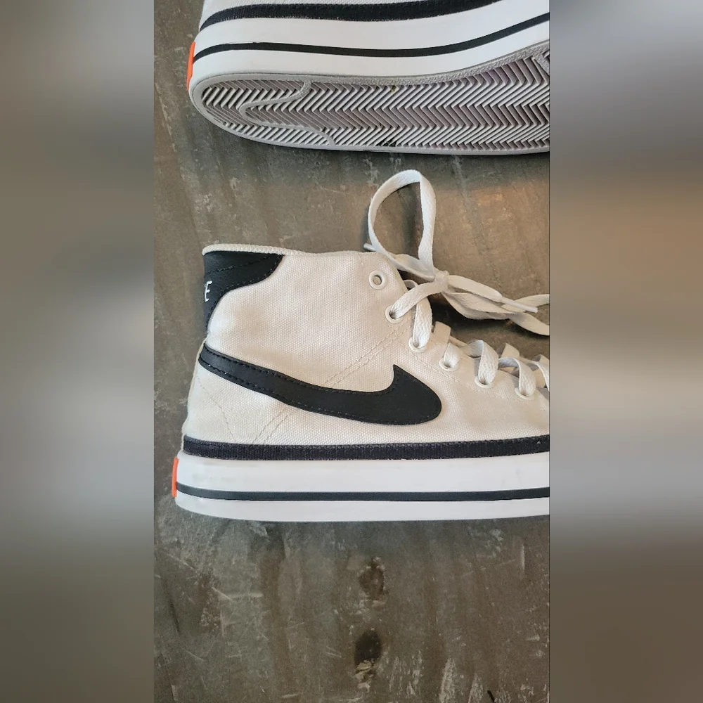 Nike Mens  Court Legacy Canvas Mid white and black sneakers. Size 8